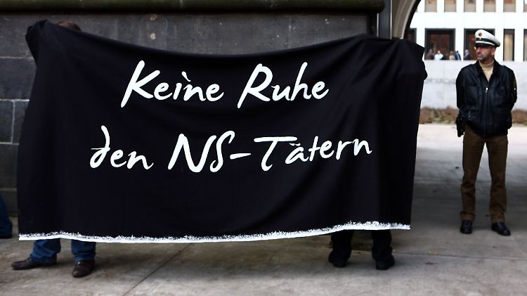 Aktivisten demonstrieren vor dem Landgericht in Aachen. Dort wurde Heinrich Boere, ebenfalls Mitglied des SS-Sonderkommandos "Silbertanne", zu lebenslanger Haft verurteilt.