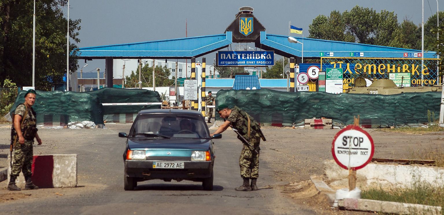 Die Grenze zwischen der Ukraine und Russland - an dieser entlang plante Kiew im Jahr 2014 den Bau einer rund 2000 Kilometer langen Mauer. "Wir wollen einen echten Schutz", sagt Ministerpräsident Arseni Jazenjuk. Das Projekt soll etwa 100 Millionen Euro kosten. Ob das noch was wird, darf angezweifelt werden. Aber Mauern sind offenbar wieder im Trend: Wie etwa in ... 