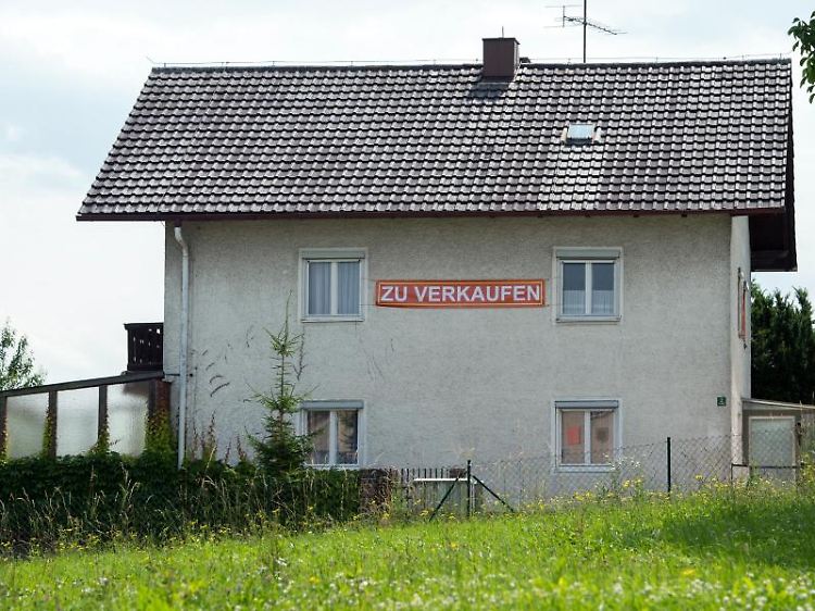 Wer einen Altbau verkauft, schließt eine Gewährleistung am besten im Kaufvertrag aus. Der Verkäufer kommt dann nicht mehr für die Beseitigung später erkannter Mängel auf.