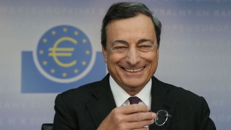 Die EZB unter Mario Draghi senkt die Wachstumserwartungen - und setzt zum Konter an.
