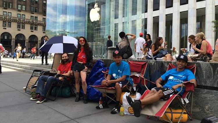 apple warteschlange.jpg