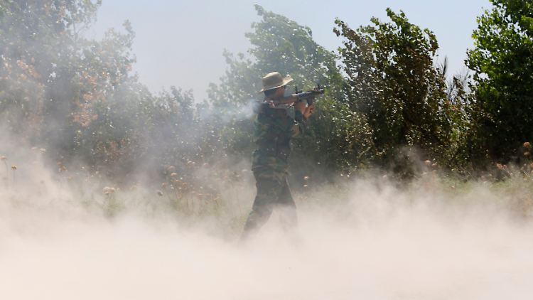 Kurdische Perschmergas bei ihrem Kampf gegen die Kämpfer des IS.