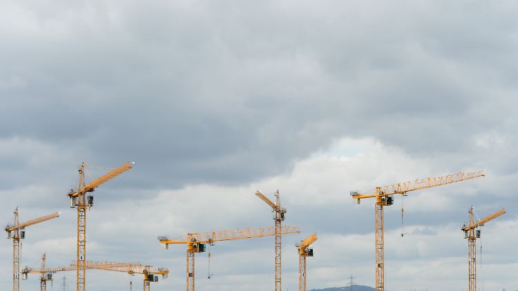 Am Konjunkturhimmel ziehen zunehmend Wolken auf - Finanzminister Schäuble hält das BIP-Ziel inzwischen für unrealistisch.