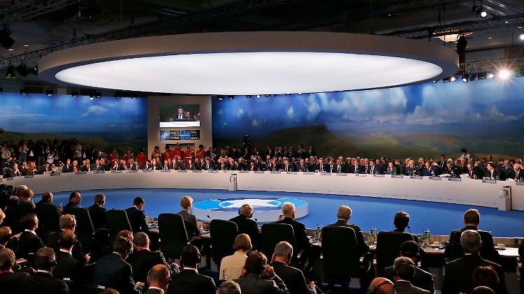 Die 28 Staats- und Regierungschefs der Nato wollen bei ihrem Gipfel ihr Verhältnis zu Russland neu bestimmen. Der Gastgeber des Gipfels, der britische Premier Cameron, drohte Russland damit, dass der Druck erhöht werde.