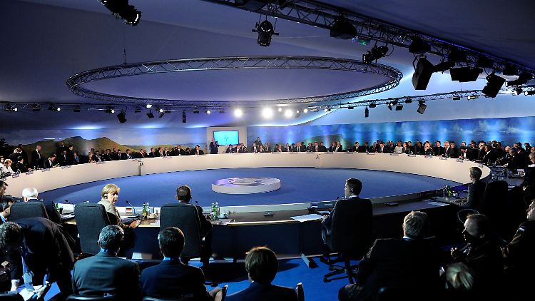 Blick auf den Runden Tisch der Konferenzteilnehmer.