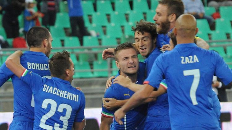 Geht doch! Italien kann noch gewinnen - und Neu-Dortmunder Ciro Immobile (M.) auch Tore schießen.