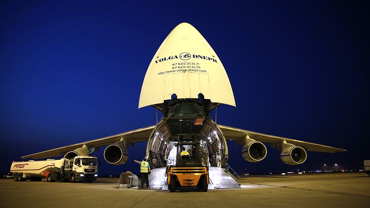 Das Transportflugzeug mit geöffnetem Bug und aufgestellter Nase. Am frühen Morgen soll es in Bagdad ankommen. 