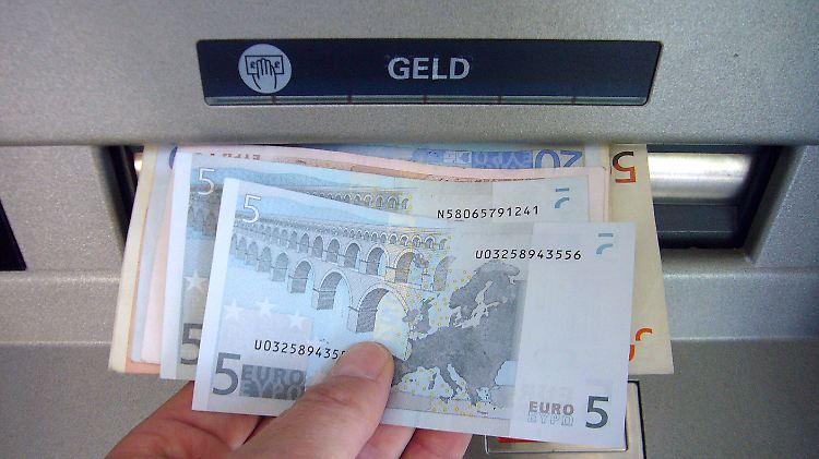 Wer seine Karte zu spät sperren lässt, bleibt auf dem in dieser Zeit durch die Diebe verursachten Verlusten in aller Regel sitzen. 