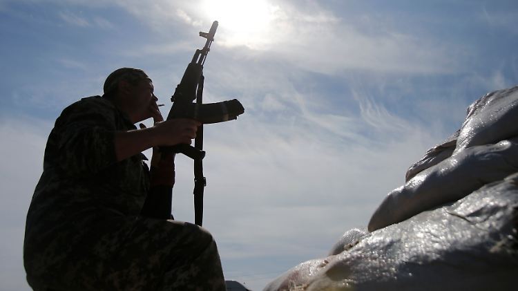 An Checkpoints der Separatisten müssen Zivilisten unter Lebensgefahr arbeiten.