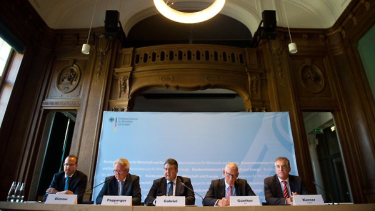 Sigmar Gabriel (M.) äußert sich zusammen mit Armin Papperger (2.vl), Präsident des Bundesverbands der Deutschen Sicherheits- und Verteidigungsindustrie e.V. (BDSV), Claus Günther (2.vr).
