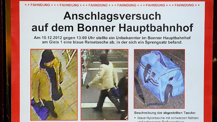 Die Bilder der blauen Sporttasche samt der Fahndungsfotos schreckten Deutschland im Dezember 2012 auf.