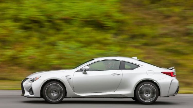 Ein Jahr bevor das Mittelklasse-Coupé für Schöngeister im zivilen Dress gegen Audi A4 und BMW Vierer antritt kommt der Zweitürer im bitterbösen Kampfanzug als RC-F.