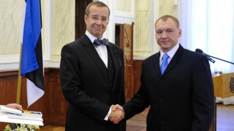 Offizier Eston Kohver (r.) war im Februar 2010 vom estnischen Präsidenten Ilves (l.) für seine Verdienste für Estland ausgezeichnet worden.