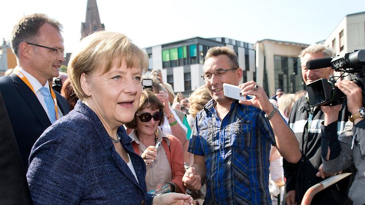 Kanzlerin Merkel in Eberswalde, begleitet vom brandenburgischen CDU-Chef Schierack (l.).