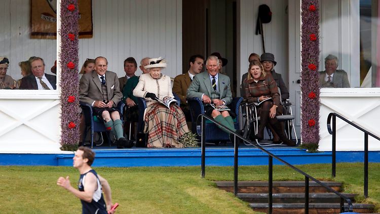 Die königliche Familie besuchte am Samstag die traditionellen Highland Games in Braemar. Die Queen ließ sich nichts anmerken, aber sie soll in Sorge sein.