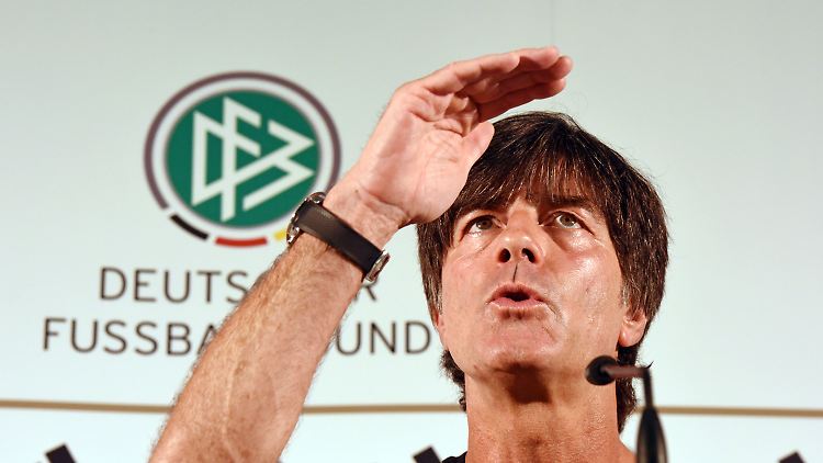 Bundestrainer Joachim Löw verbildlicht die Leistungssteigerung, die für seine Fußball-Weltmeister gegen Schottland nötig ist.