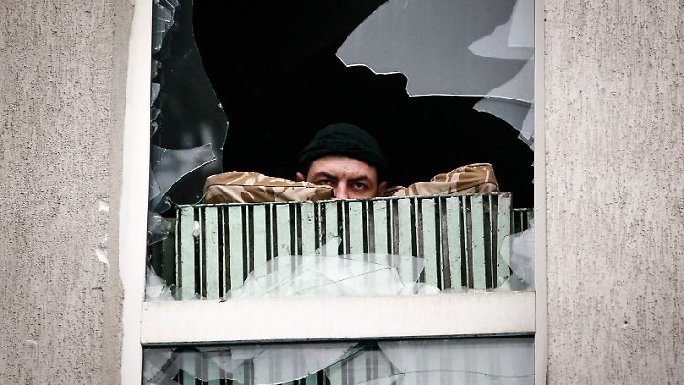 Ein prorussicher Kämpfer schaut in Luhansk aus dem Fenster. 