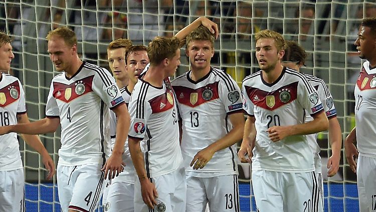 Per Kopf und per Fuß sicherte Thomas Müller (Nr. 13) Deutschland den ersten Sieg im ersten EM-Qualifikationsspiel. 