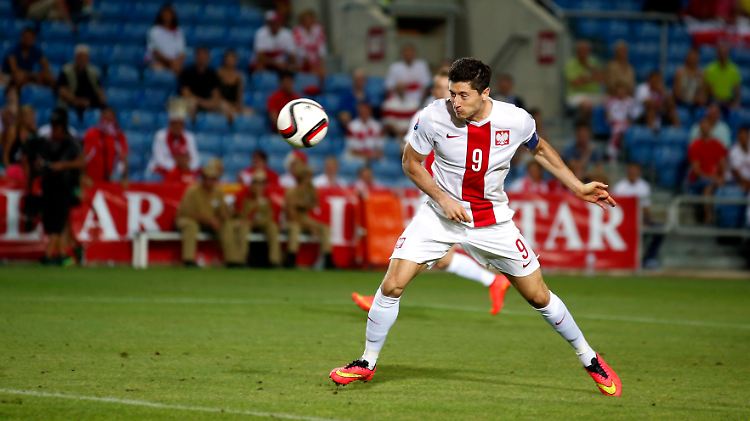 Mit vier Treffern gegen Gibraltar gelingt Robert Lewandowski ein Traumstart auf dem Weg zur EM 2016 in Frankreich.