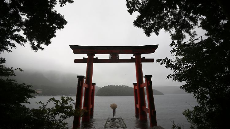 Ein Ort der Besinnung: Das Heiwa-Torii am Ashinoko-See markiert den Eingang zum Hakone-Schrein südwestlich von Tokio.