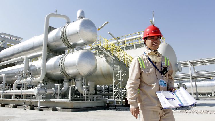 Engagement im Irak: In der Region Amara rund 450 Kilometer südlich von Bagdad planen Petrochina-Experten den Ausbau der Raffineriekapazitäten über dem Halfaya-Ölfeld.