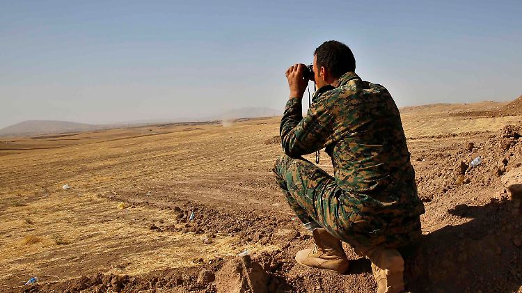 Bislang wird die kurdische Armee in ihrem Kampf gegen den IS aus der Luft und auch schon durch erste Waffenlieferungen unterstützt.