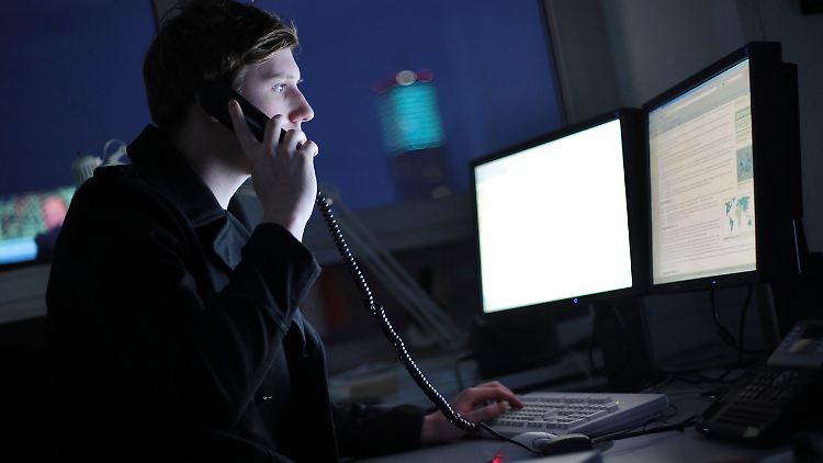 Es brennt noch Licht im Büro: "In keinem Land der Eurozone" laufen vereinbarte und tatsächlich geleistete Wochenarbeitszeit so weit auseinander wie in Deutschland.