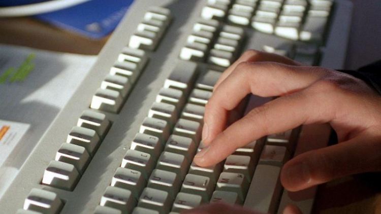Manche Arbeitnehmer können auch nach Dienstschluss nicht von beruflichen E-Mails lassen. Klare Regeln für die Freizeit schützen vor einem Erschöpfungssyndrom. Foto: Jens Kalaene