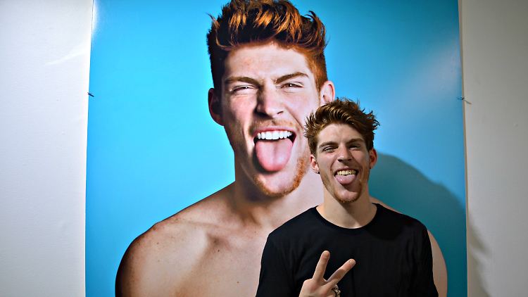 Model Kenneth Bek posiert vor seinem Foto in der Ausstellung "Red Hot".