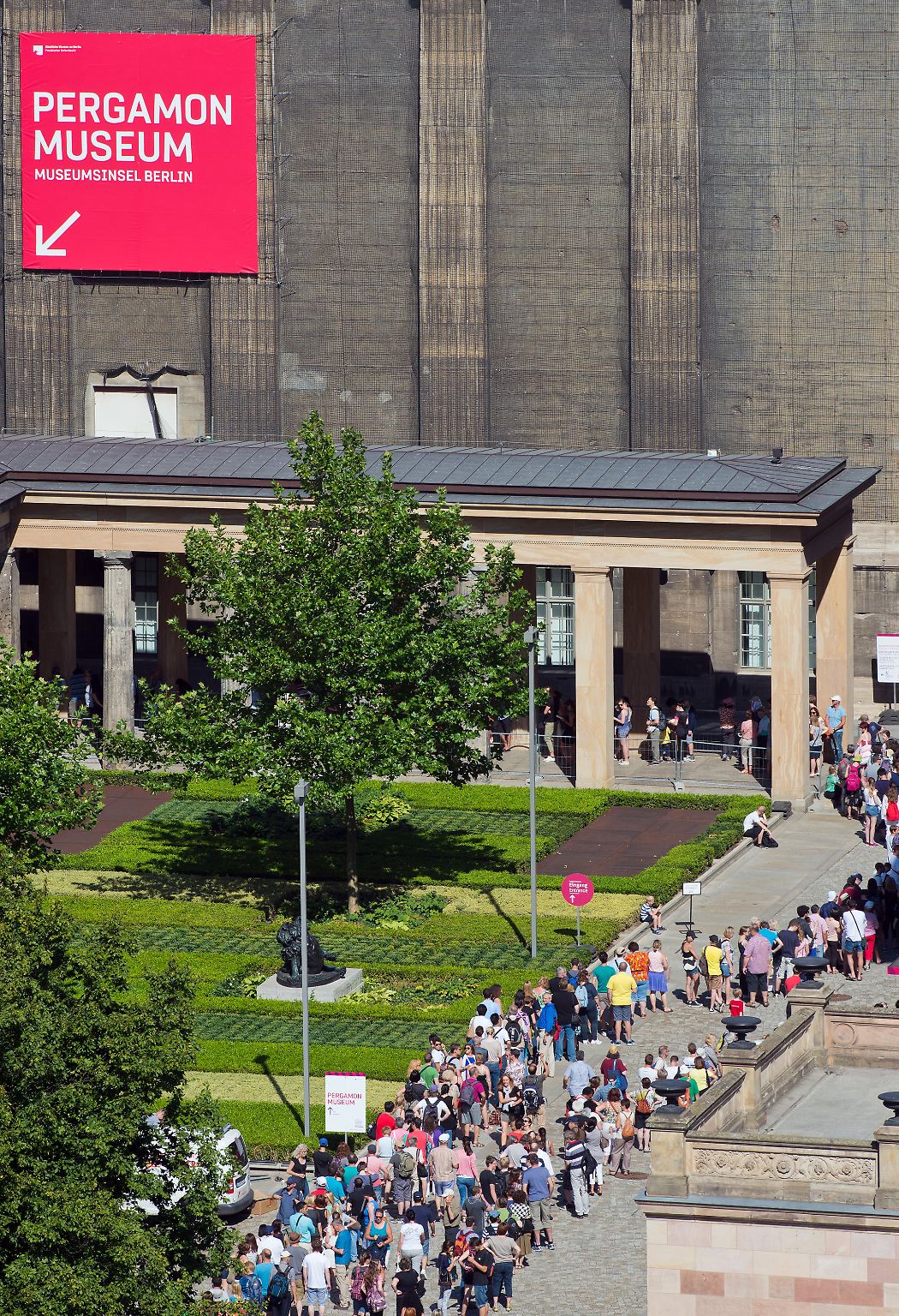 Lange Schlangen bilden sich vor dem Pergamonmuseum in Berlin: Stundenlang warten die Besucher, um einen letzten Blick auf den weltberühmten Altar von Pergamon zu werfen.