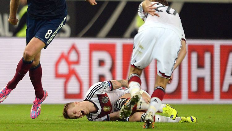 Bitteres Foul in der Schlussphase des EM-Qualifikationsspiels gegen Schottland: Wieder erwischt es Marco Reus.