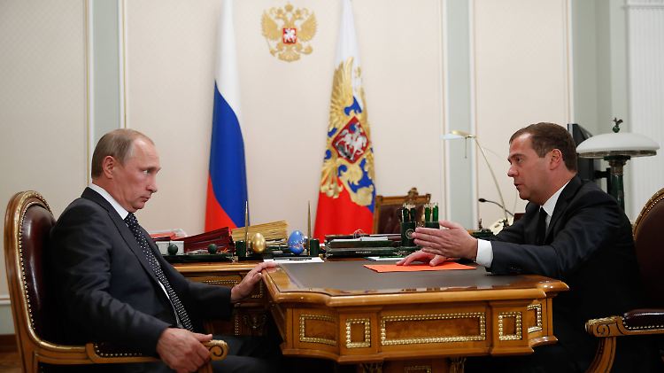 "Nicht alles in einem Jahr": Russlands Premier Dimitri Medwedew (r.) beim Gesprächstermin mit Präsident Putin in der Sommerresidenz Nowo-Ogarjowo bei Moskau.
