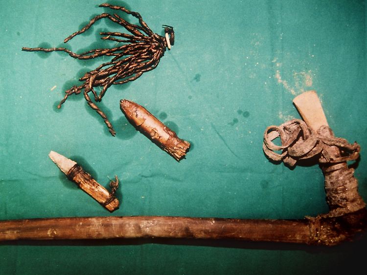 Pfeile, Bronzeaxt und ein messerähnliches Werkzeug wurden bei "Ötzi" gefunden.