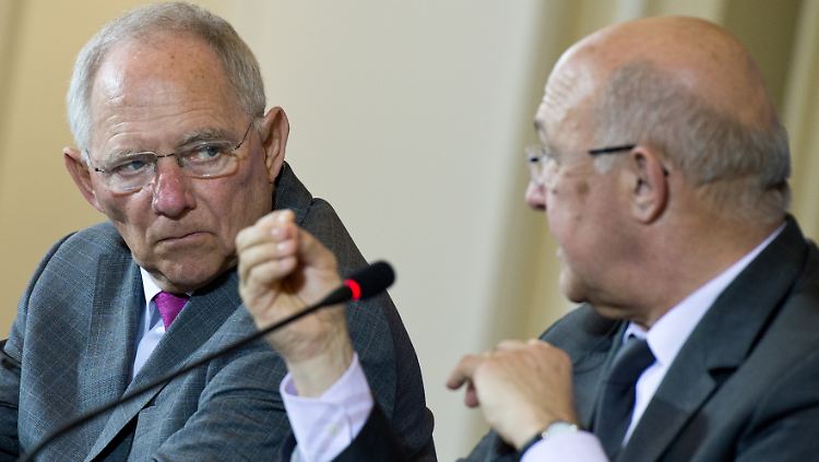 Bundesfinanzminister Wolfgang Schäuble (l., CDU) und sein neuer französischer Amtskollege Michel Sapin planen eine Investitions-Strategie.
