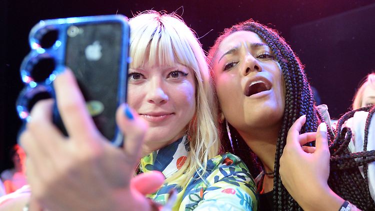 Kein Event ohne Selfie! Mia und Lary wissen, was zu tun ist. 
