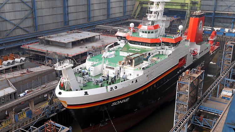 Forschungsschiff im Baudock der Meyer-Werft in Papenburg. Deutschen Werften bauen vor allem hochwertige Spezialschiffe.