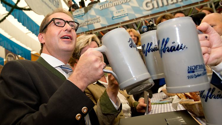 Beim politischen Gillamoos-Frühschoppen hatte es Alexander Dobrindt nur mit Befürwortern der Maut zu tun. In Berlin sehen manche diese Frage anders.