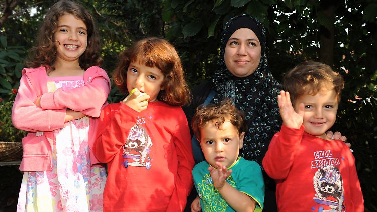 Der Ehemann und Vater dieser Familie wurde in Syrien erschossen - über Damaskus und den Libanon kamen seine Frau und Kinder nach Deutschland.