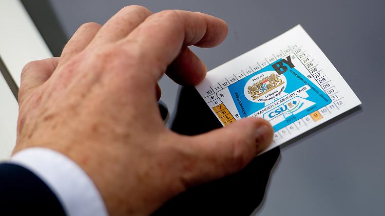 Fiktive Maut-Plakette mit der Aufschrift "Alexander Dobrindt"
