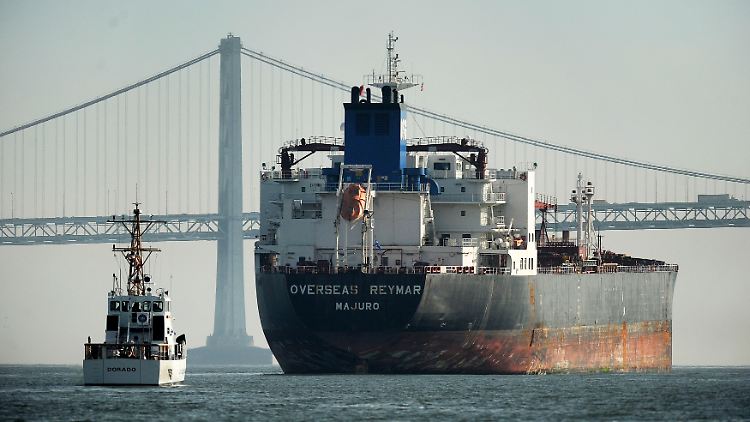 Tanker vor der "San Francisco Bay Bridge": Der schwache Arbeitsmarkt signalisiert eine weniger starke US-Wirtschaft (Archivbild).