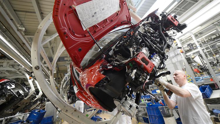 Produktion am laufenden Band: Hier entsteht ein VW Golf VII.