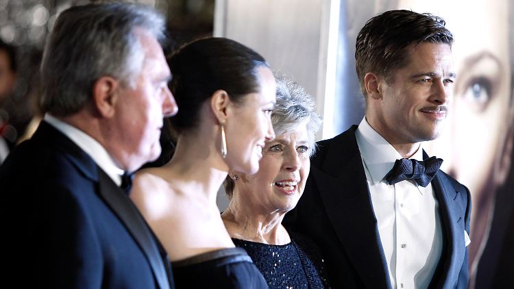 Brads Mama mag Jen immer noch. 