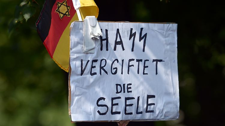 Plakat bei einer Kundgebung in Berlin für einen freien und demokratischen Nahen Osten - auch online wurden die Kampfhandlungen zwischen Israel und den Palästinensern überaus hitzig diskutiert.