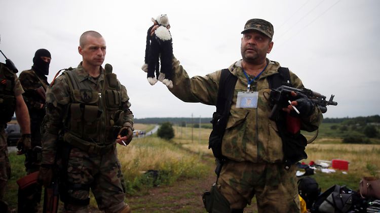 Separatisten präsentieren Habseligkeiten der Opfer. Sie behaupten, dass Kiew für den Absturz von MH17 verantwortlich zeichnet.