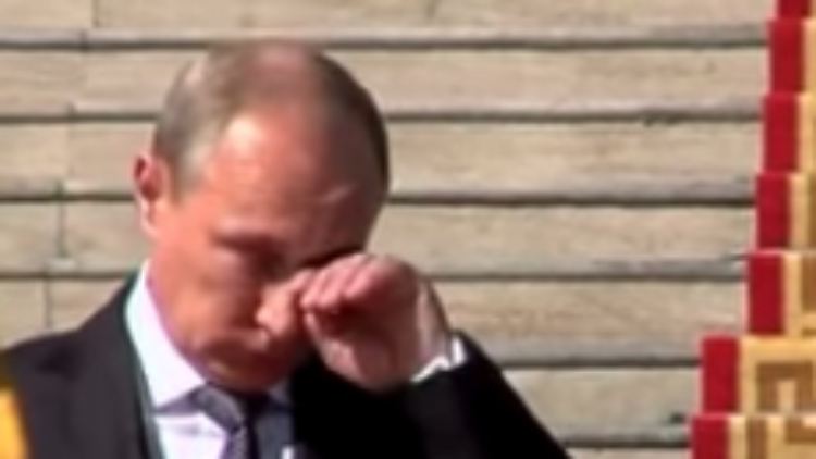 Putin wird bei der Hymne von seinen Gefühlen übermannt.