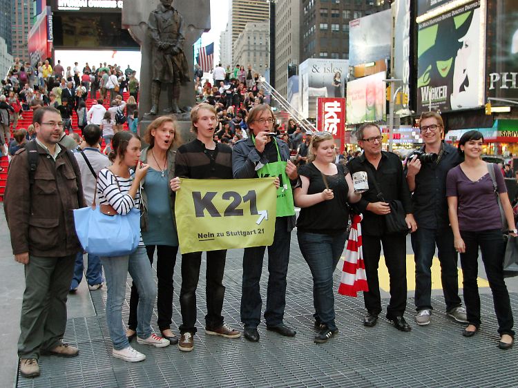 "Schwabenstreich": Demonstranten aus Deutschland protestieren am Mittwoch auf dem Time Square in New York gegen "Stuttgart 21".