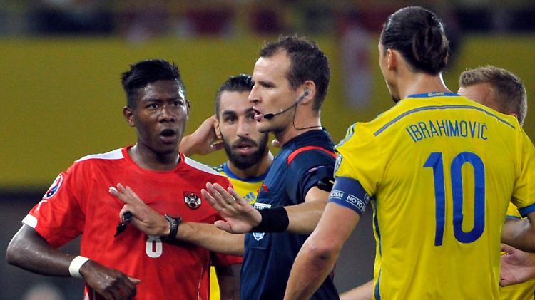 David Alaba machte in der EM-Qualifikation unliebsame Bekanntschaft mit dem Ellbogen von Zlatan Ibrahimovic. Der Schiedsrichter verzichtete auf eine Strafe.