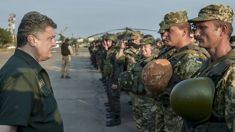 Poroschenko bei einem Besuch der ukrainischen Truppen in Mariupol.