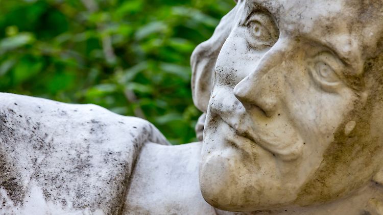 Shakespeare nicht mehr ganz taufrisch: Skulptur des Dichters im Park an der Ilm in Weimar (Thüringen).