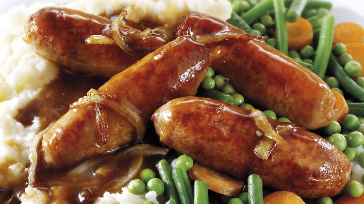 Unmöglich ohne Majoran:Traditionelle britische Würstchen mit Kartoffelpüree und Zwiebelsauce.